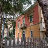 Ma eccoci intanto davanti alla facciata di Villa Rossana, racchiusa da due pini mediterranei secolari